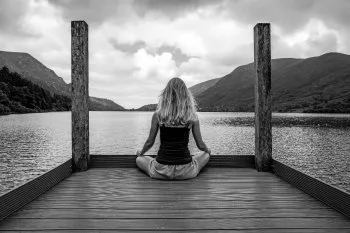 Personne devant un lac pour le coaching en communication