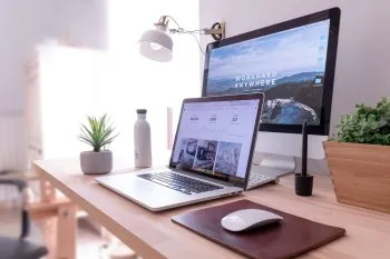 Bureau avec écran et ordinateur pour créer des sites Internet